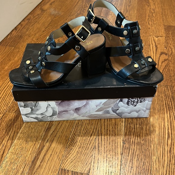 275 sandals w studs. Beautiful and comfortable. Gently used. In great condition - Picture 4 of 4